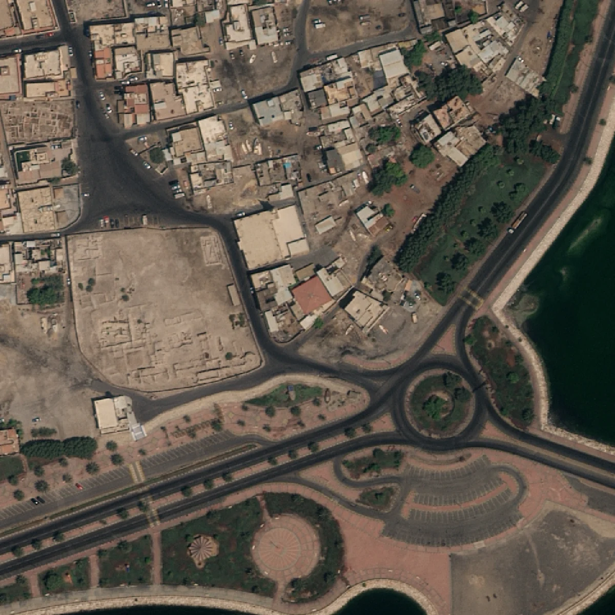 The same 360 m of Darin at 0.5 m: cars still countable, road markings softening